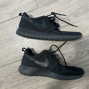 Black Nike tennis shoes